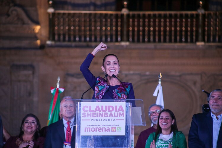 La abanderada presidencial de la 4T, Claudia Sheinbaum, al celebrar su triunfo el domingo.