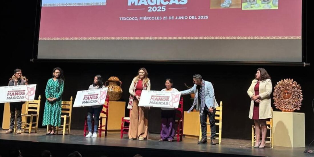 Una beneficiaria recibe simbólicamente su cheque en el Centro Cultural Mexiquense Bicentenario de Texcoco, ayer.