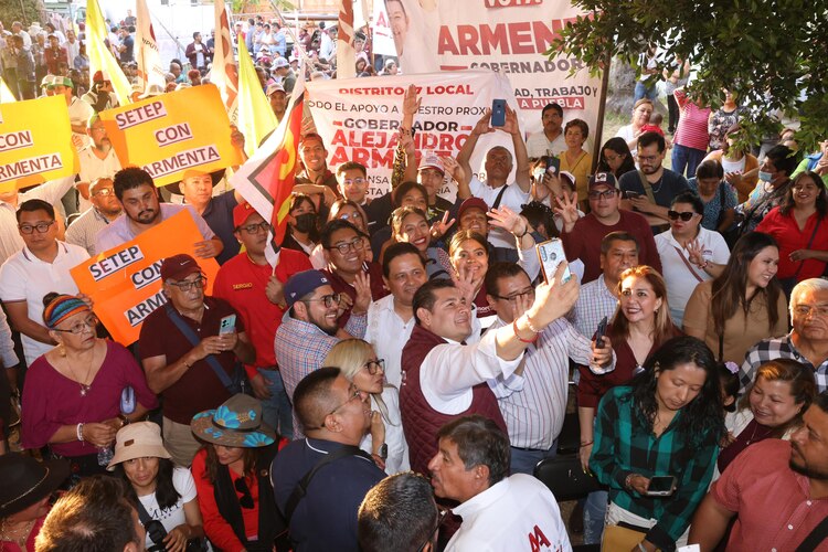 Alejandro Armenta va por un transporte público eléctrico y accesible al pueblo