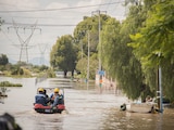 Soldados y personal de protección civil evacuaron a los habitantes del fraccionamiento La Rueda que se inundo con al menos metro y medio de agua esto tras las intensas lluvias.
