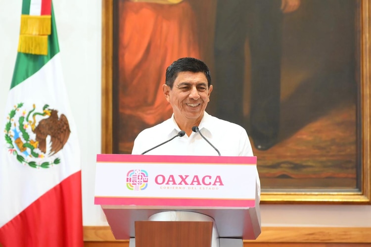 Salomón Jara, gobernador de Oaxaca, en conferencia de prensa.