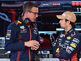 Checo Pérez habla con un ingeniero de Red Bull en Canadá, después de la carrera.