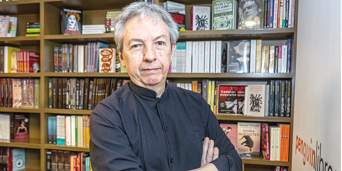 El escritor David Toscana posa para La Razón tras la entrevista.