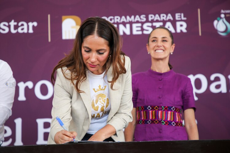 Libia Dennise, gobernadora de Guanajuato, durante la firma del convenio con la Presidenta Claudia Sheinbaum.