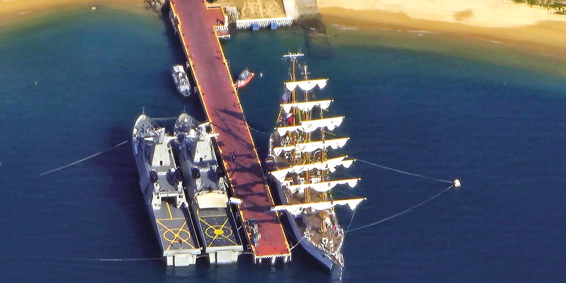El Buque Escuela atracado en la zona naval de Acapulco, Guerrero, ayer.