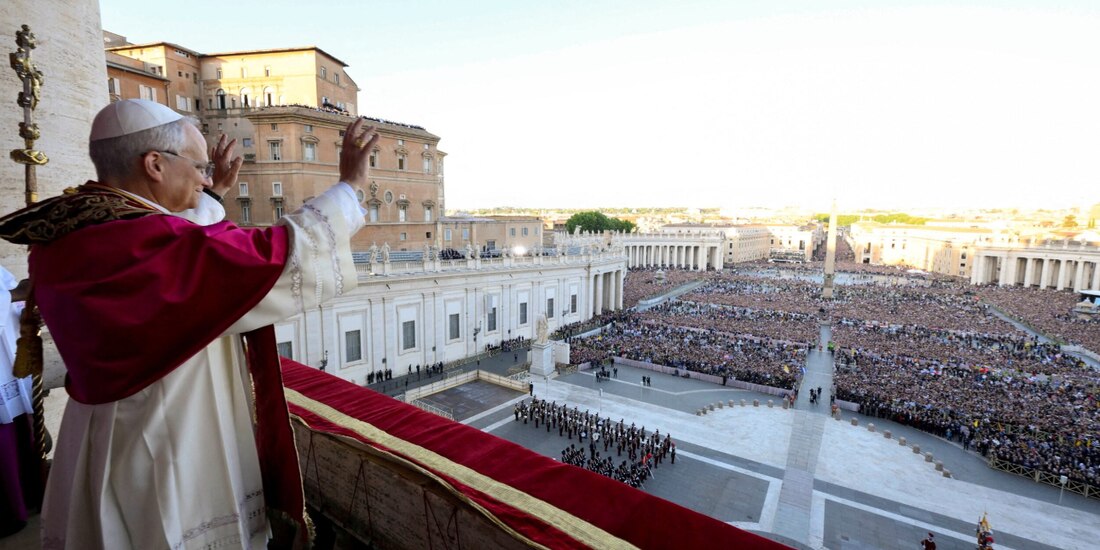 El recién elegido papa León XIV, saluda desde el balcón de la Basílica de San Pedro, en el Vaticano, ayer.