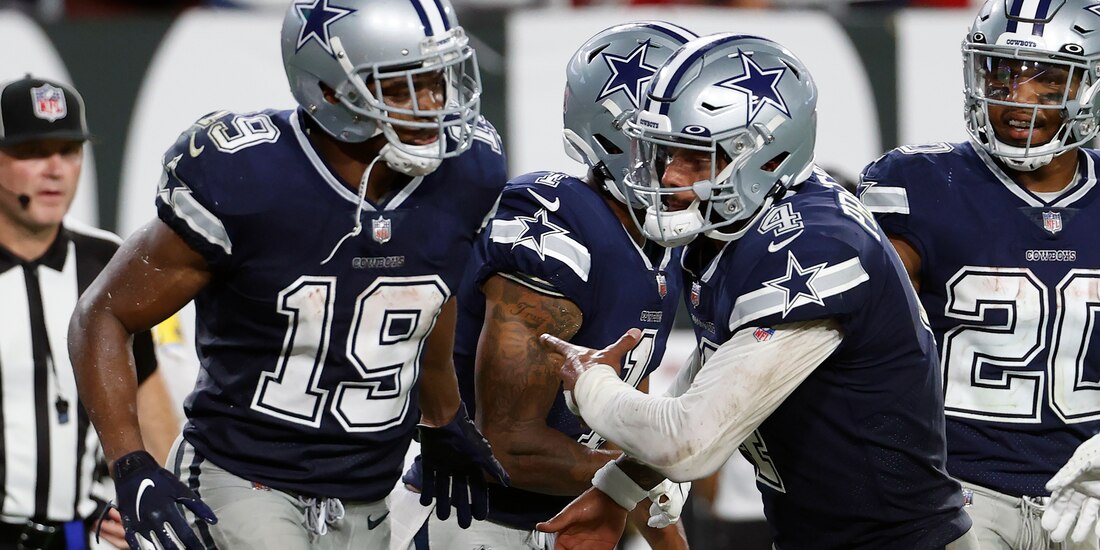 Jugadores de Cowboys celebran un touchdown contra Buccaneers en la Semana 1 de la NFL.