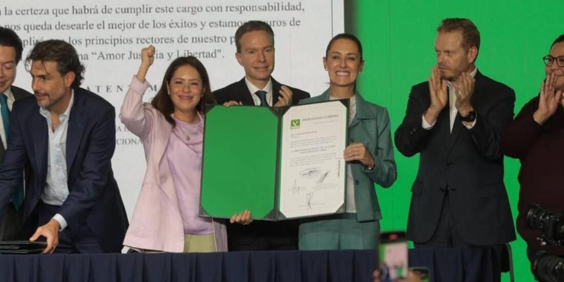 Claudia Sheinbaum recibe constancia del Partido Verde como coordinadora Nacional de Defensa de la 4T.