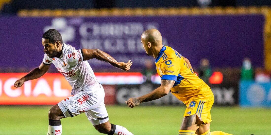 Una acción del duelo de Tigres vs Xolos de la Liga MX