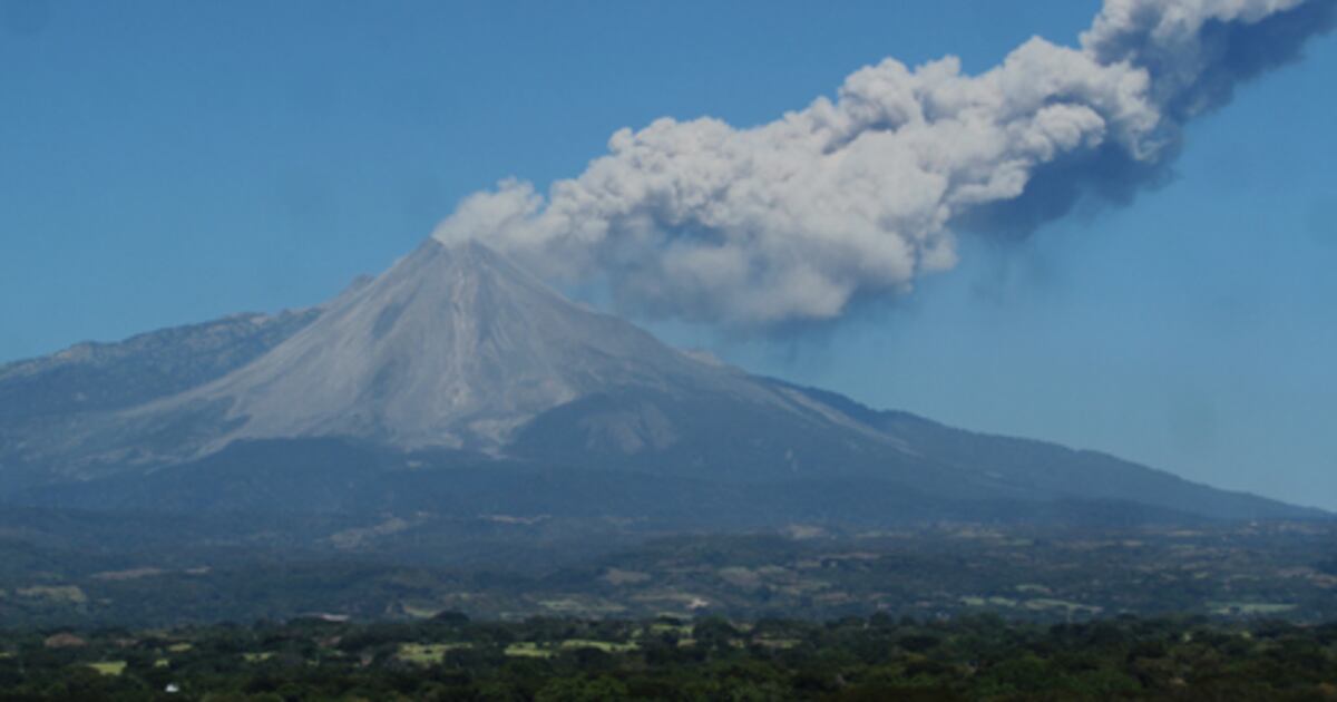 Captan explosión del volcán de Colima - La Razón de México