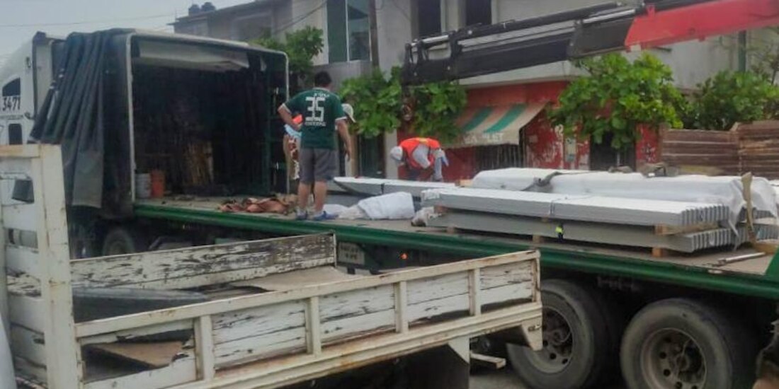 Entrega de láminas a familias afectadas por huracán Erick en Santiago Pinotepa Nacional, Oaxaca.