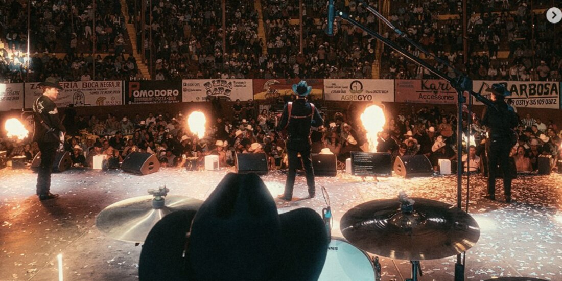 Los alegres del Barranco durante su concierto en Cihuatlán, el 4 de mayo.