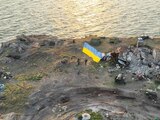 Una bandera ondea ante la destrucción en Odesa, en medio de nuevos bombardeos del invasor.