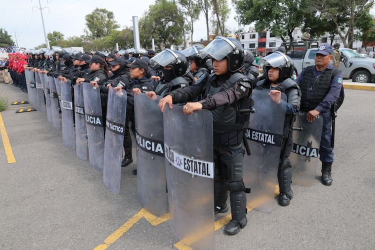 Elementos de la Policía Estatal participan en operativo de seguridad en el estadio Cuauhtémoc.