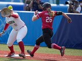 Una acción del duelo entre México y Canadá en el softbol de los Juegos Olímpicos