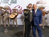 AMLO a un lado del cantante de un mariachi que estuvo en Palacio Nacional.