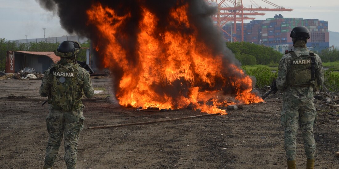 Marina y FGR incineran un mil 393 kilos de de clorhidrato de cocaína en Manzanillo, Colima.