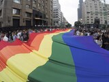 Marcha LGBT+ sobre avenida Juárez en la CDMX en 2016.