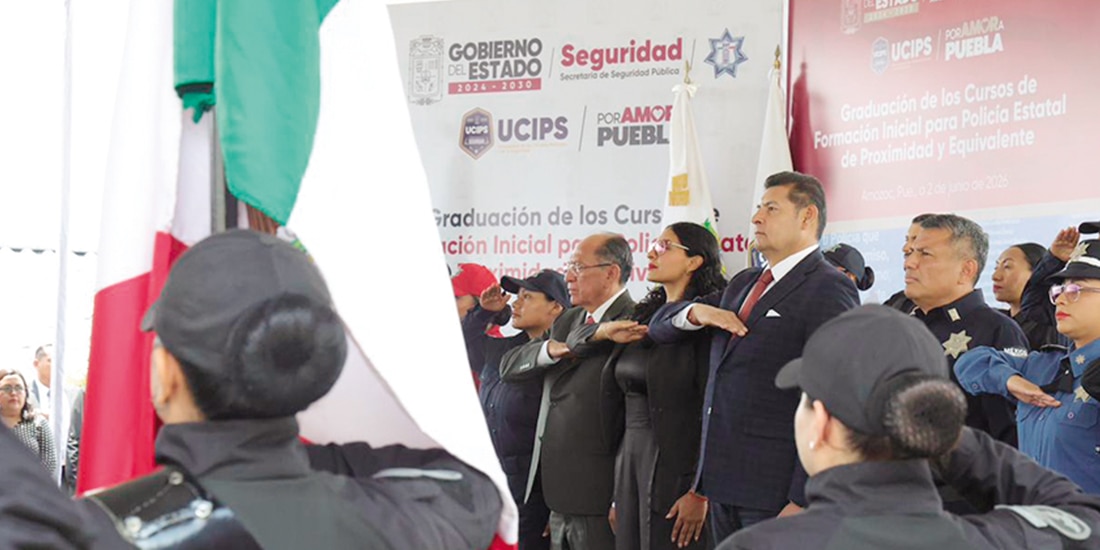 El gobernador Alejandro Armenta, al presidir la incorporación de policías, ayer.