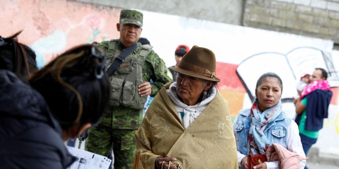 Ecuatorianos acuden a las urnas en Toacaso.