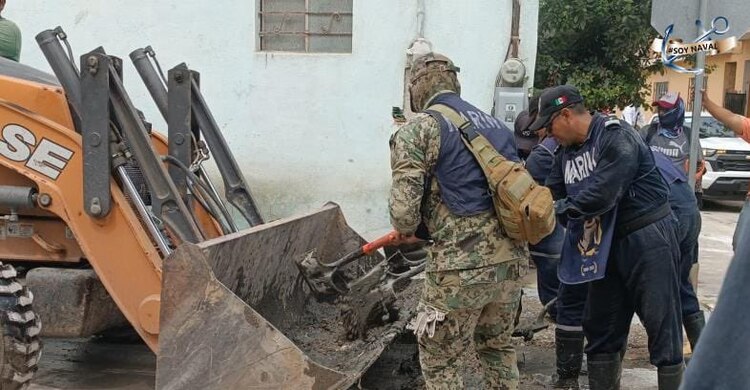Brigadas navales realizan labores de limpieza y entrega de víveres en Tamaulipas.