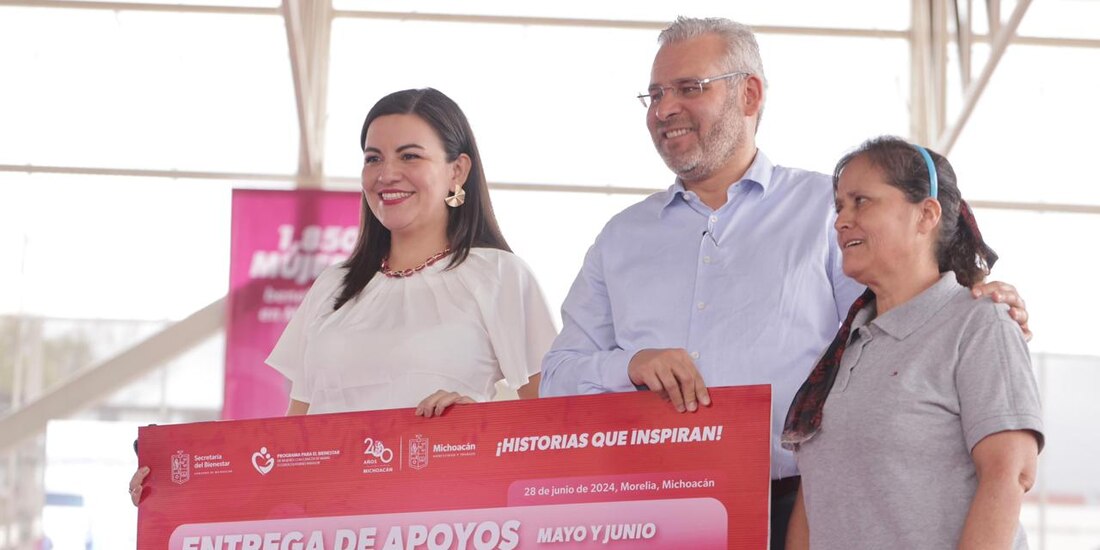 El Gobernador de Michoacán con beneficiarias.