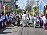 Adultos, jóvenes y niños participaron en el recorrido que marcó el inicio de la conmemoración de la Semana Santa en Iztapalapa, ayer.
