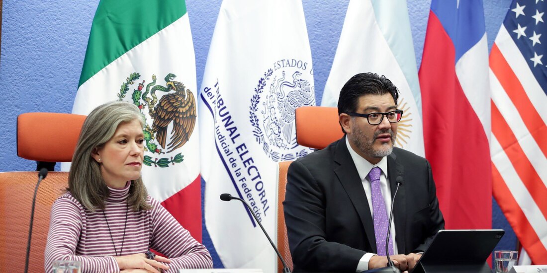 Reyes Rodríguez, presidente del TEPJF, y Mónica González, directora del IIJ, ayer.