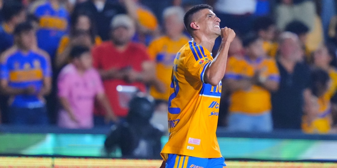 Memote Martínez celebra su primer gol con los Tigres ante el Toluca, en la Jornada 11 del Apertura 2026 de la Liga MX