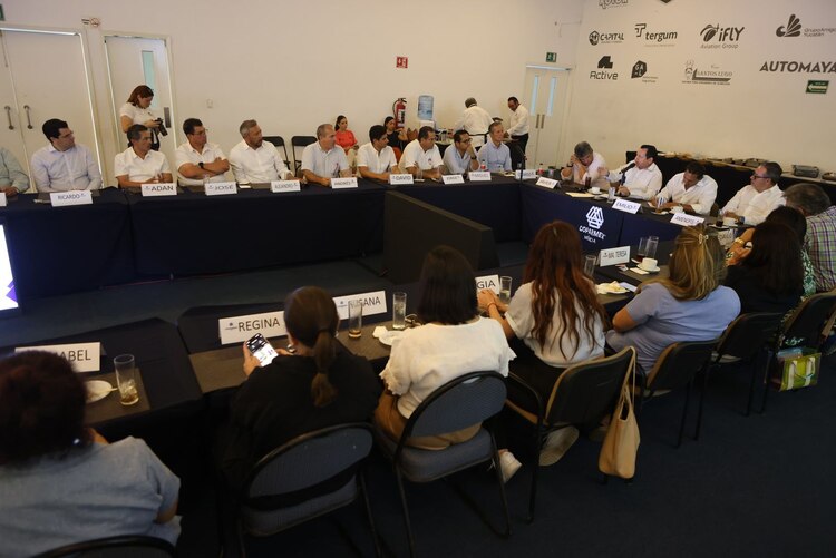 El gobernador electo Joaquín Díaz Mena se reunió con empresarios<b> </b>de COPARMEX.