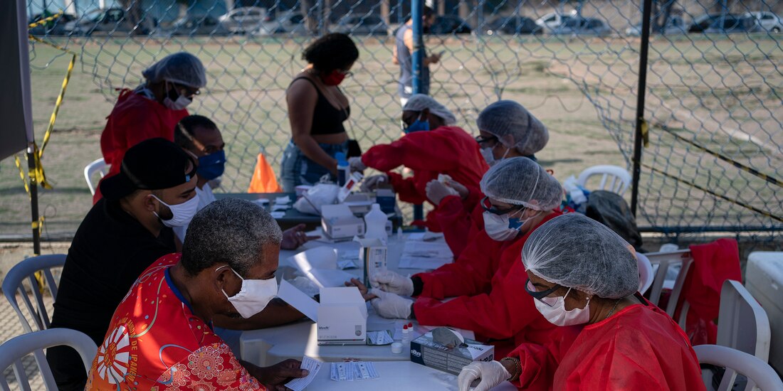 Una trabajadora de la salud aplica una prueba a un hombre para detectar COVID-19, el 8 de junio de 2020, en Duque de Caxias, Brasil.