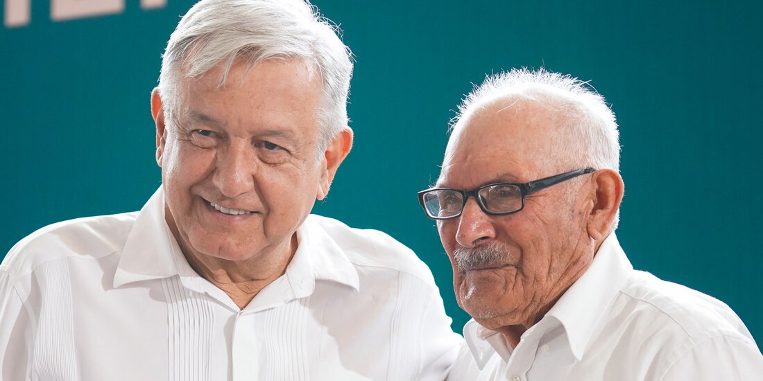 AMLO y su esposa felicitaron a los papás de México en su día