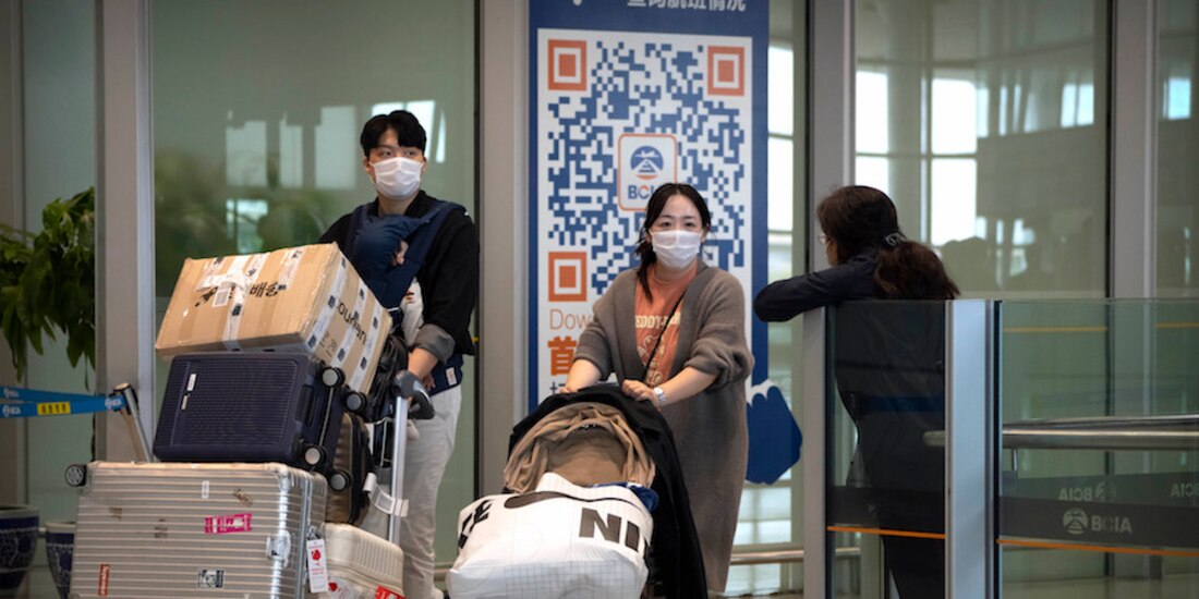 Viajeros mantienen el uso de mascarillas en aeropuertos como en China, ayer.