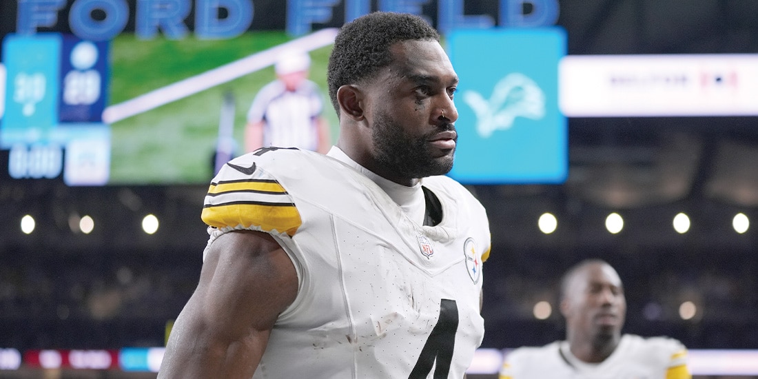 DK METCALF, de los Steelers de Pittsburgh, se retira del campo el pasado domingo 21 de diciembre de 2025.