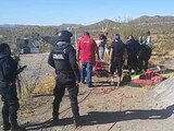 Rescatistas y bomberos realizan maniobras para sacar al menor del pozo.