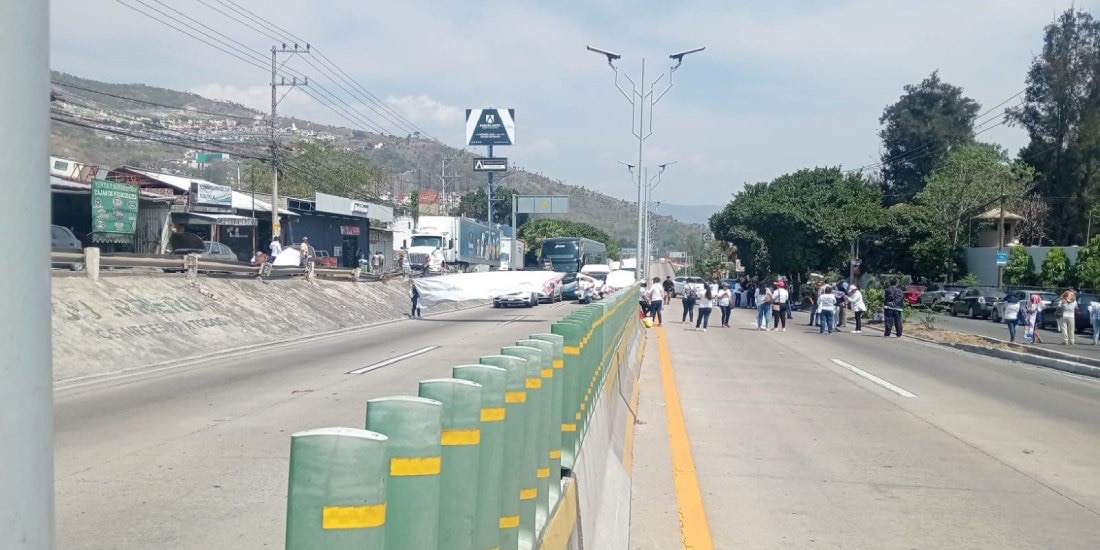 Madres buscadoras bloquean ambos sentidos de la Autopista del Sol.