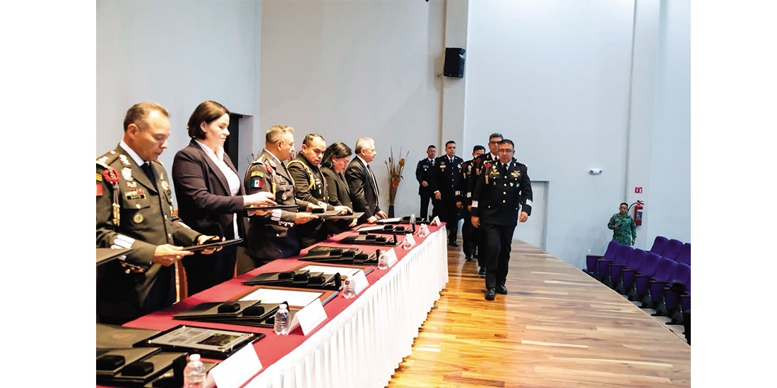 Directivos de la Academia Nacional de SP reconocen a los graduados, ayer.