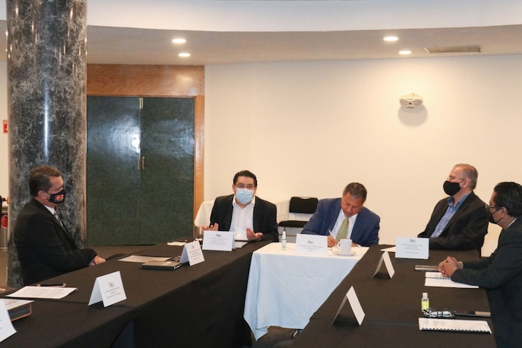 Juan Ramón Flores Gutiérrez en diálogo con la Asociación Nacional de Padres de Familia.