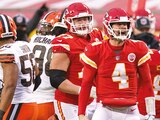 Jugadores de Kansas City celebran una anotación ante los Browns de Cleveland, ayer.