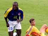 Freddy Rincón conduce el balón durante el partido entre Colombia y Rumania en la fase de grupos del Mundial de Francia 1998.