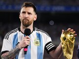 Lionel Messi posa con la Copa Mundial de la FIFA que conquistaron en Qatar.