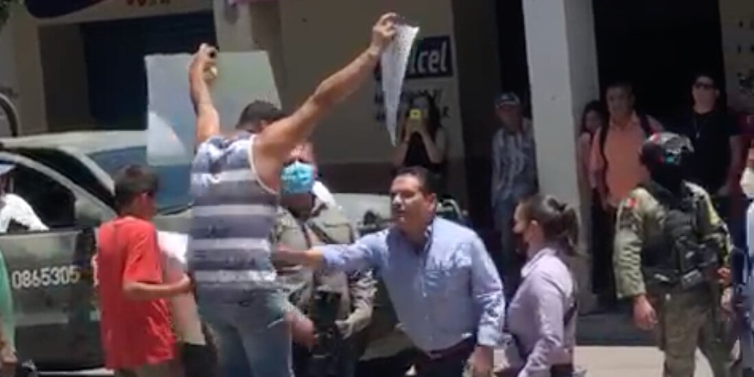 El gobernador de Michoacán, Silvano Aureoles Conejo, afirmó que decidió encarar a uno de los provocadores.