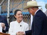 Ken Salazar llama "presidenta" a Sheinbaum por error, luego rectifica.