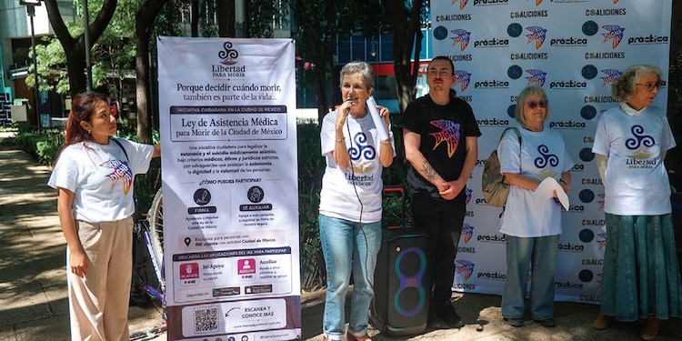 Activistas y organizaciones civiles durante la recolección de firmas para presentar una iniciativa ciudadana que busca legalizar la eutanasia en la Ciudad de México.