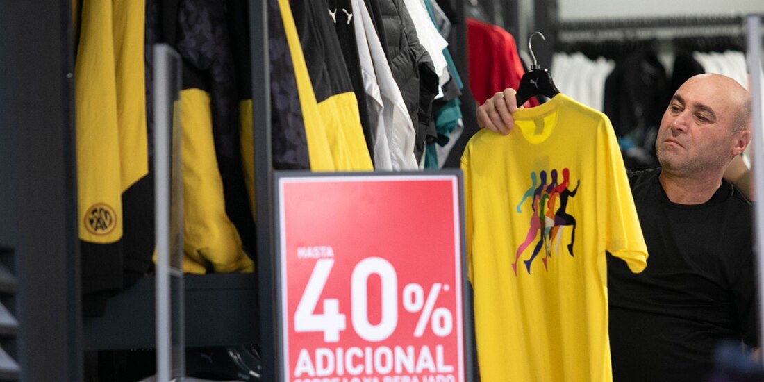 Una persona realizando compras durante el Buen Fin