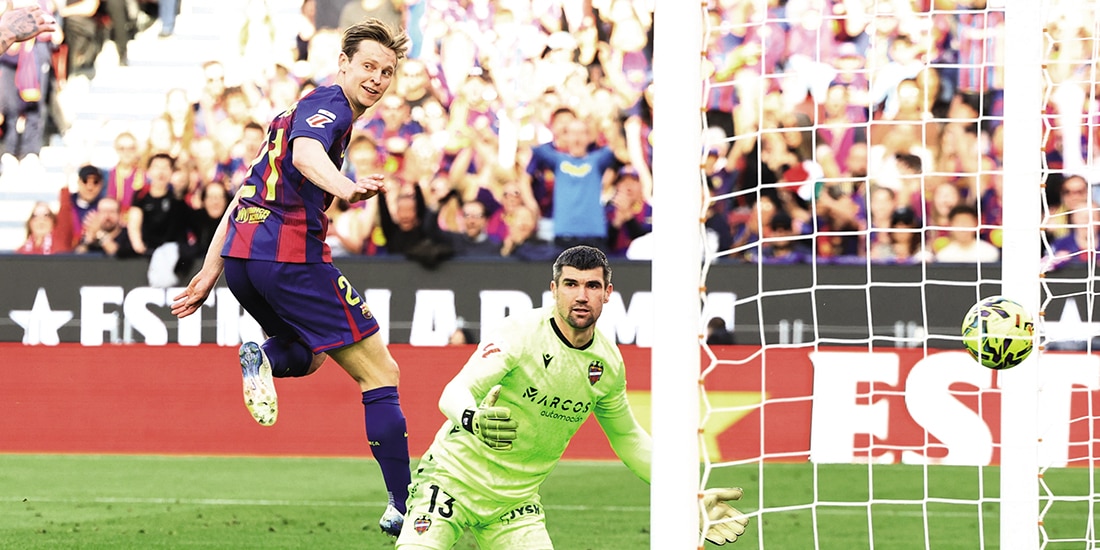 De Jong observa la pelota como entra en su anotación, ayer, con el Barcelona para recuperar el liderato.