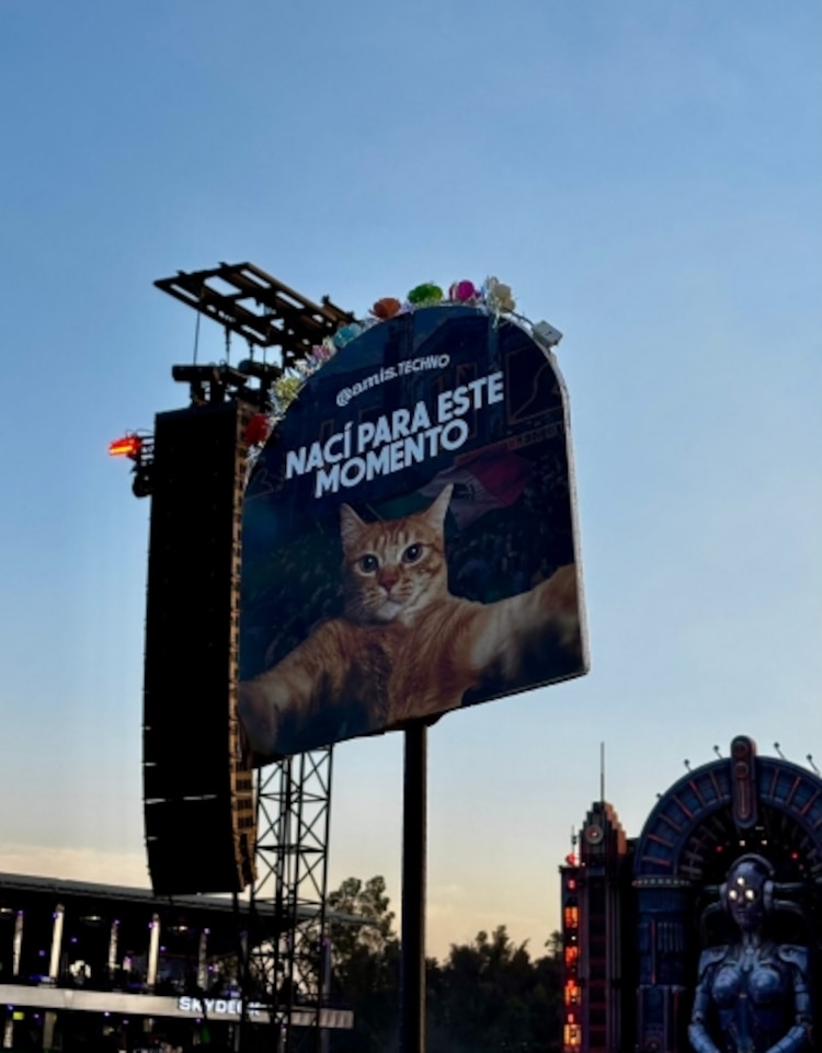 Tótem de "Nací para este momento" en el segundo día del EDC México 2026