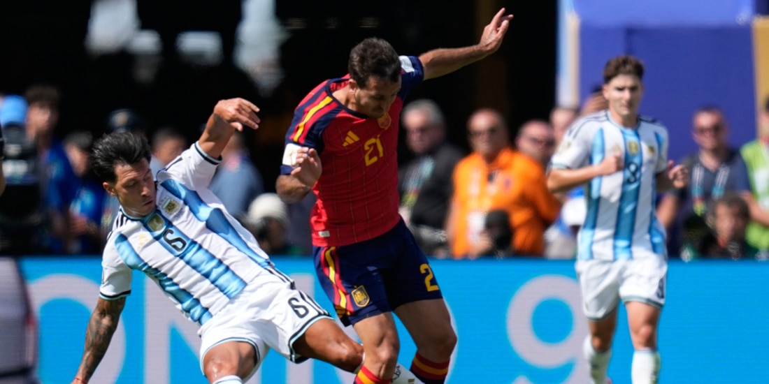 Lisandro Martinez de Argentina en la falta que le competió a Mikel Oyarzabal de España en la final del Mundial