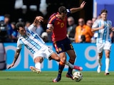 Lisandro Martinez de Argentina en la falta que le competió a Mikel Oyarzabal de España en la final del Mundial