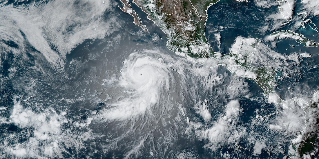 Huracán "Genevieve", de categoría 4, visto desde un satélite de la NOAA, el 26 de julio de 2026.